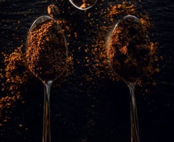 कॉफी का इस्तेमाल: कॉफी के बचे हुए पाउडर को डस्टबिन या सिंक के पास रखने से बदबू सोख ली जाती है. इसे छोटे कप में भरकर किचन के किसी कोने में रख दें.