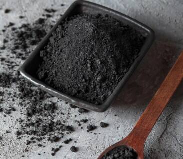 एक्टिवेटेड चारकोल का कमाल: एक्टिवेटेड चारकोल बदबू सोखने में बेहद असरदार है. इसे किचन में रखने से दुर्गंध तुरंत कम हो जाती है. इसे छोटे बैग या जार में भरकर किचन के कोनों में रखें.