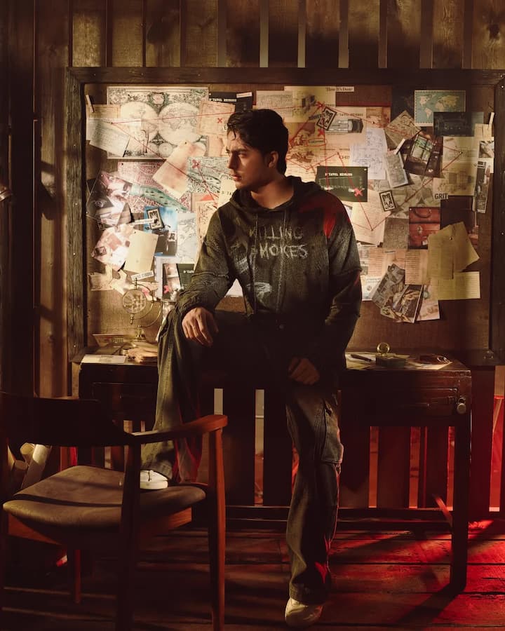 Aryan is a luxury fashion brand de Yavol X and premium vodka brand D'yavol Vodka's owner outside Bollywood. Aryan's followers are around 3.1 million. If seen clearly, Suhana is ahead in this matter, her posts are also very spread, while Aryan has posted only counting.