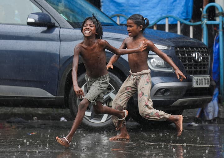 রবিবার ও সোমবার ভারী বৃষ্টি হবে, জলপাইগুড়ি এবং আলিপুরদুয়ার জেলাতে। বাকি জেলার কোনও কোনও জায়গায় বজ্রবিদ্যুৎ সহ হালকা মাঝারি বৃষ্টি হতে পারে।