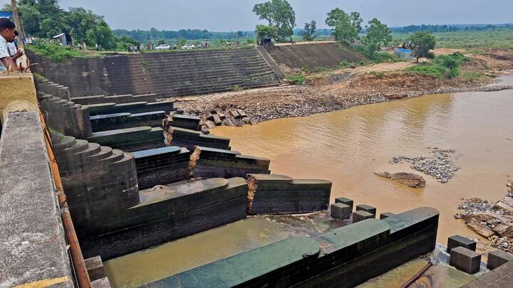 রবিবার ভারী বৃষ্টির সঙ্গে বজ্রবিদ্যুৎ সহ বৃষ্টি ও দমকা বাতাসের সম্ভাবনা বাড়বে। ভারী বৃষ্টি হতে পারে মুর্শিদাবাদ জেলাতে। বজ্রবিদ্যুৎসহ বৃষ্টির সম্ভাবনা বেশি থাকবে বাঁকুড়া, বীরভূম, পূর্ব ও পশ্চিম বর্ধমান এবং উত্তর ও দক্ষিণ ২৪ পরগনা জেলাতে।