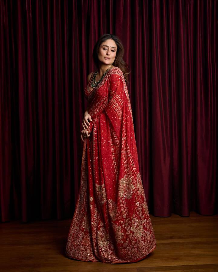 In this look, Kareena is wearing a beautiful dark red colored saree. There are golden embroidery and design on the saree. He has wore a statement necklace around his neck. The most attention in this look has been drawn by his vermilion.