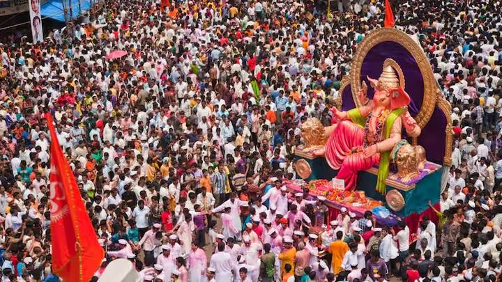 ભાદ્રપદ શુક્લ ચતુર્થી તિથિ 26 ઓગસ્ટ 2025 ના રોજ બપોરે 01.54 વાગ્યાથી શરૂ થશે અને 27 ઓગસ્ટના રોજ બપોરે 03.44 વાગ્યા સુધી ચાલશે. આ દિવસે શુભ મુહૂર્તમાં ગણપતિની સ્થાપના કરવી જોઈએ.