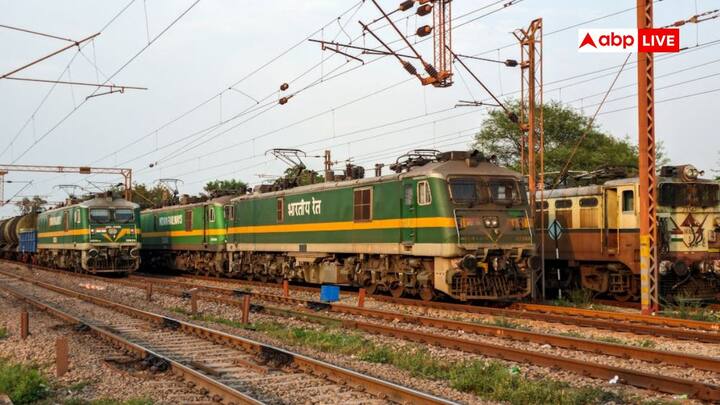 Railway Ticket Upgrade System: अगर ट्रेन में चार लोगों का टिकट स्लीपर क्लास में है और उनमें से सिर्फ एक यात्री का टिकट एसी में अपग्रेड हो जाए, तो क्या सभी एसी में यात्रा कर सकते हैं या नहीं.