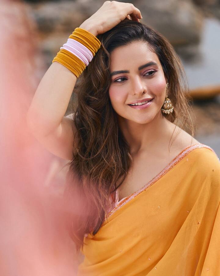 During college, when Amna got an ad film offer, she had to convince her mother for 6 months. After that his mother fought with the whole family and allowed the daughter. After that Aamna never looked back.