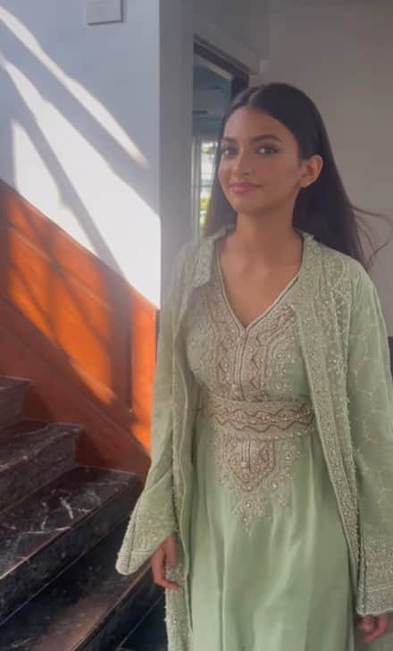 नवाज की बेटी की ये तस्वीरें देख सोशल मीडिया यूजर्स कभी उन्हें एक्ट्रेस राधिका आप्टे से कंपेयर करते हैं. तो कभी कहते हैं कि वो 90s की ऐश्वर्या राय लगती हैं.
