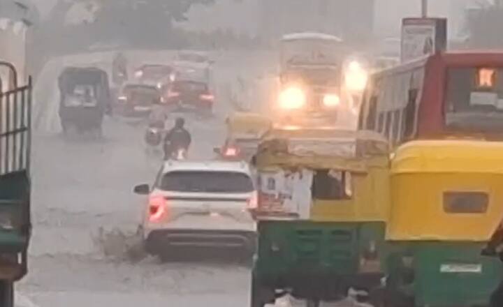 અમદાવાદ: હવામાન વિભાગ દ્વારા આજે અમદાવાદ અને ગાંધીનગરમાં વરસાદની આગાહી કરવામાં આવી છે. હવામાન વિભાગની આગાહી વચ્ચે આજે અમદાવાદ શહેરમાં ધોધમાર વરસાદ શરુ થયો છે. સાંજના સમયે ઓફિસ છૂટવાના સમયે વરસાદ વરસતા ટ્રાફિકજામના દ્રશ્યો જોવા મળી રહ્યા છે.