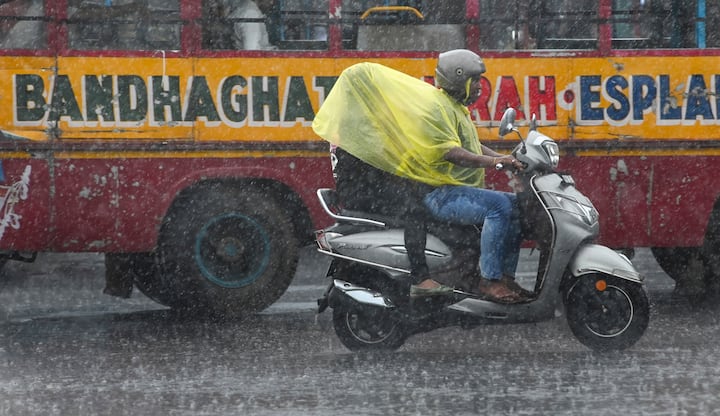 উত্তরবঙ্গে আজ ভারী বৃষ্টির সম্ভাবনা দুই জেলাতে। জলপাইগুড়ি ও আলিপুরদুয়ার জেলায় বিক্ষিপ্তভাবে ভারী বৃষ্টি। বজ্রবিদ্যুৎ সহ ঝড়-বৃষ্টি হতে পারে বাকি সব জেলাতে।