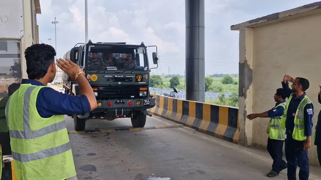 Meerut toll staff salute Army Jawan After attack on a solider ANN मेरठ में फौजी से मारपीट के बाद बदला टोलकर्मियों का रवैया, अब सैनिकों को दे रहे सैल्यूट