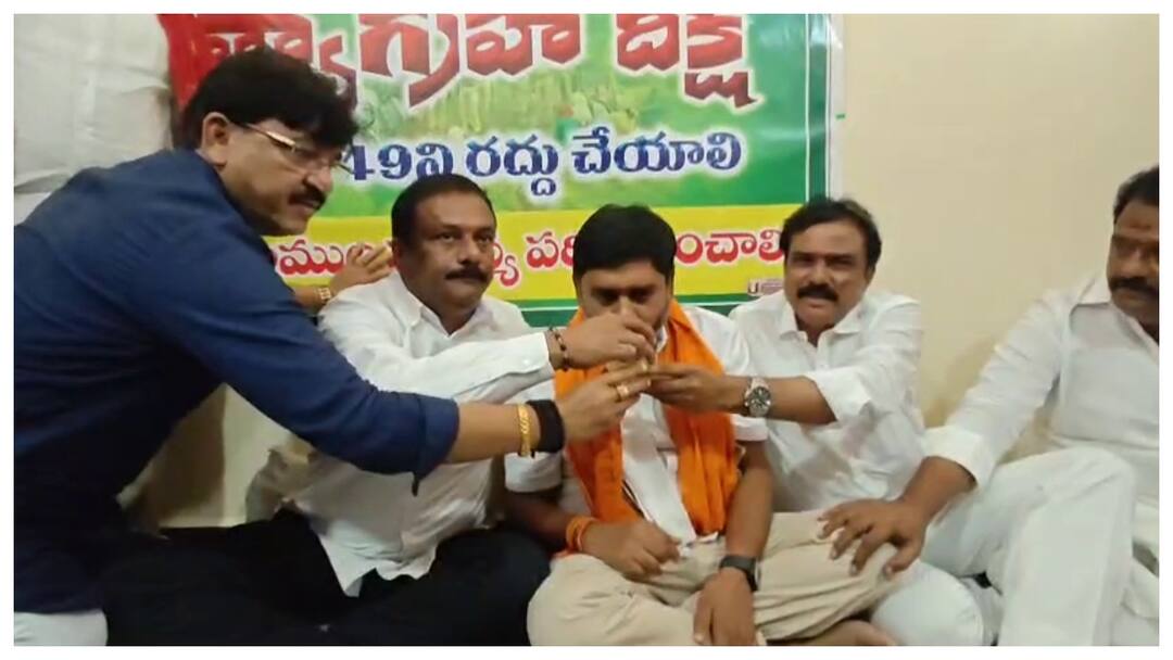 Kumuram Bheem Asifabad Latest News:సిర్పూర్ ఎమ్మెల్యే దీక్ష విరమణ- నిమ్మరసం తాగించి విరమించిన బీజేపీ ఎమ్మెల్యేలు Sirpur MLA harsish fast ends after bjp mlas gave lemon water Kumuram Bheem Asifabad Latest News:సిర్పూర్ ఎమ్మెల్యే దీక్ష విరమణ- నిమ్మరసం తాగించి విరమించిన బీజేపీ ఎమ్మెల్యేలు