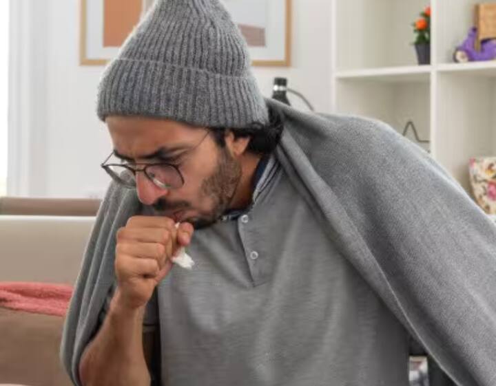 ਟਾਈਫਾਈਡ: ਗੰਦਾ ਪਾਣੀ ਅਤੇ ਦੂਸ਼ਿਤ ਭੋਜਨ ਟਾਈਫਾਈਡ ਦਾ ਕਾਰਨ ਬਣ ਸਕਦਾ ਹੈ। ਇਸਦੇ ਲੱਛਣ ਤੇਜ਼ ਬੁਖਾਰ, ਕਮਜ਼ੋਰੀ ਅਤੇ ਪੇਟ ਦਰਦ ਹਨ। ਹਮੇਸ਼ਾ ਸਾਫ਼ ਪਾਣੀ ਪੀਓ, ਬਾਹਰ ਦਾ ਖਾਣਾ ਘੱਟ ਖਾਓ ਅਤੇ ਸਫਾਈ ਦਾ ਧਿਆਨ ਰੱਖੋ।