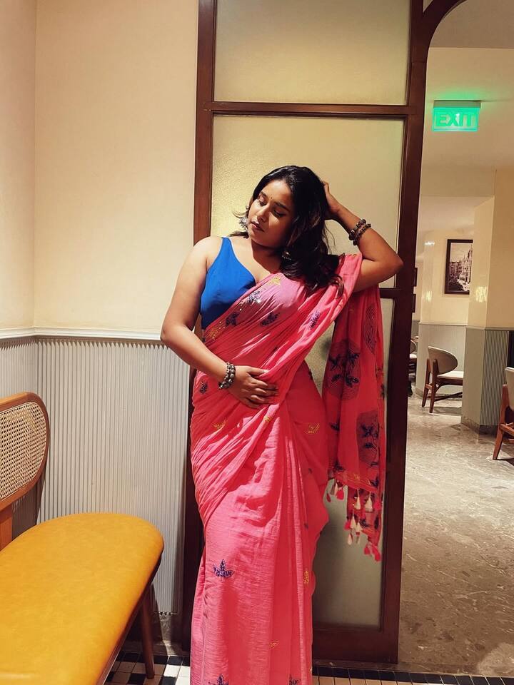 स्वानंदीने सांगितलं की तिने वडिलांचं नाव ‘लक्ष्मीकांत’ आणि आईचं नाव ‘प्रिया’ एकत्र करून हे नाव ठेवलं आहे. या माध्यमातून ती आई-वडिलांच्या आठवणी जपते आहे, हे खूपच हृदयस्पर्शी आहे.