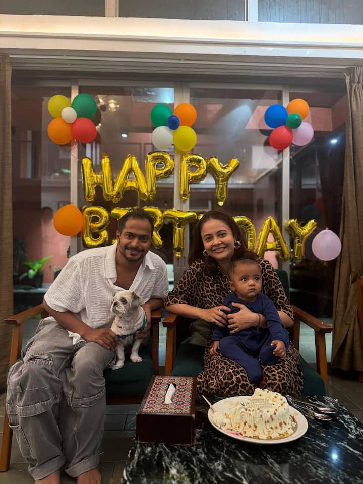 वहीं एक्ट्रेस का लाडला बेटा ब्लू कलर की आउटफिट में नजर आ रहा है. जिसकी क्यूटनेस फैंस का दिल जीत रही है.