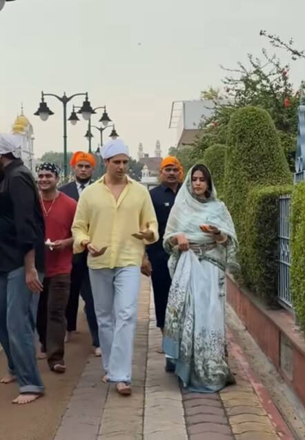 Siddharth Malhotra and Jahnavi Kapoor did Ardas at Gurdwara Bangla Sahib in Delhi before the release of the film 'Param Sundari'.