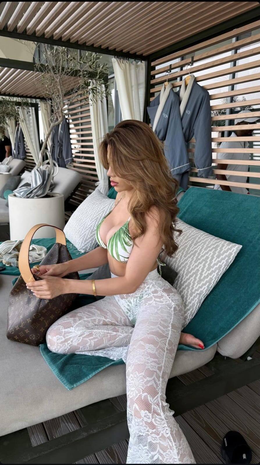 The actress shared some pictures on her Instagram handle in which she is seen enjoying vacation in Dubai with her boyfriend. This post of the actress is becoming increasingly viral on social media.