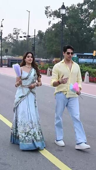 After this, the onscreen pair reached India Gate in Delhi. Where both of them walked with each other for a long time.