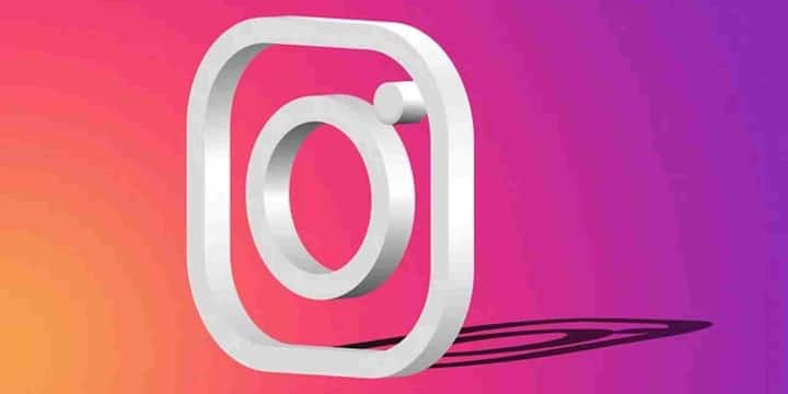 Instagram ने अब शॉपिंग फीचर भी शुरू कर दिया है. अगर आपका खुद का बिज़नेस है या आप किसी प्रोडक्ट को बेचते हैं तो आप सीधे Instagram पर ही अपनी शॉप सेटअप कर सकते हैं. यहां से ग्राहक आसानी से आपके प्रोडक्ट्स देख सकते हैं और खरीद सकते हैं. यह तरीका खासकर छोटे बिज़नेस और स्टार्टअप्स के लिए बेहद फायदेमंद साबित हो रहा है.