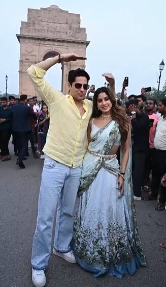 After enjoying a long time at India Gate, both of them also gave many poses to Paparaji. Photos of both are dominated on social media.