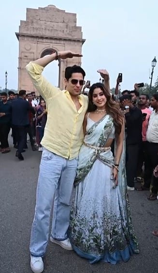 After enjoying a long time at India Gate, both of them also gave many poses to Paparaji. Photos of both are dominated on social media.