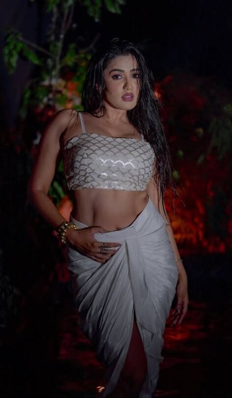 હૉટ મૉડલ ગરીમાનું નાઇટ ફોટોશૂટ વાયરલ, તસવીરો