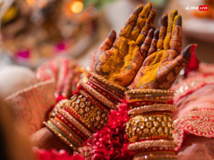 पूजा-पाठ में मन और तन की शुद्धता बहुत मायने रखती है. चूंकि हरतालिका तीज व्रत एक बार कर लिया तो वह टूट नहीं सकता लेकिन इस दौरान अगर पीरियड्स आ जाए तो महिलाएं पूजा नहीं कर पाती है लेकिन पूजन  किए बिना भी आपको इसका फल मिल सकता है जानें कैसे.