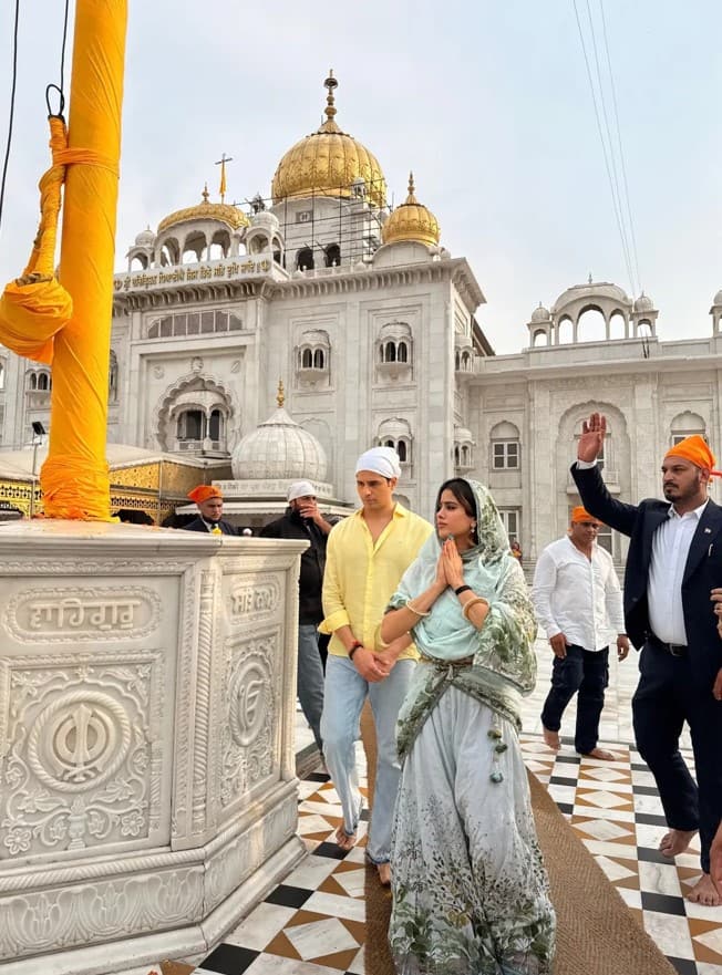 इस दौरान जाह्नवी कपूर सिर पर दुपट्टा लिए अरदास करती दिखी. वहीं सिड ने सिर पर रूमाल बांधा हुआ था.