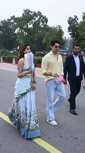 Jahnavi Kapoor also ate cotton candy at India Gate. He also took three-four cotton candy packets with him.