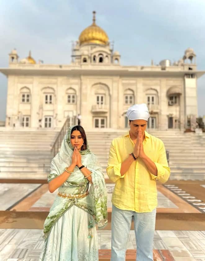 Jahnavi Kapoor is seen wearing a floral lehenga in these pictures. Their beauty has been added to the head with a dupatta.