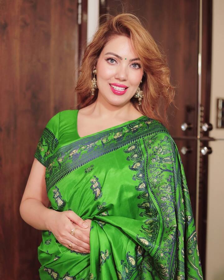 इस शो के हर किरदार को लोगों ने खूब प्यार दिया है. कई एक्टर्स आए और चले भी गए हैं मगर मुनमुन दत्ता शुरू से शो में टिकी हुई हैं. जेठालाल भी बबीता जी के दीवाने हैं.