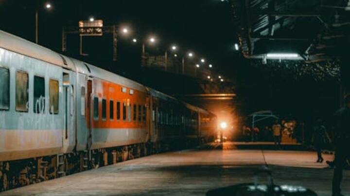 लेकिन यह पूरी तरह टीटीई और उपलब्ध सीटों पर निर्भर करता है. इसका कोई लिखित नियम नहीं है कि अपग्रेडेड टिकट वाले यात्री के साथ बाकी लोग भी ऑटोमैटिकली एसी में चले जाएंगे.