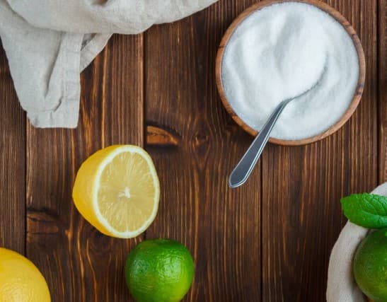 नींबू और बेकिंग सोडा: डस्टबिन या सिंक में नींबू का रस और बेकिंग सोडा डालने से बदबू तुरंत खत्म हो जाती है. हफ्ते में 2–3 बार यह जरूर करें.