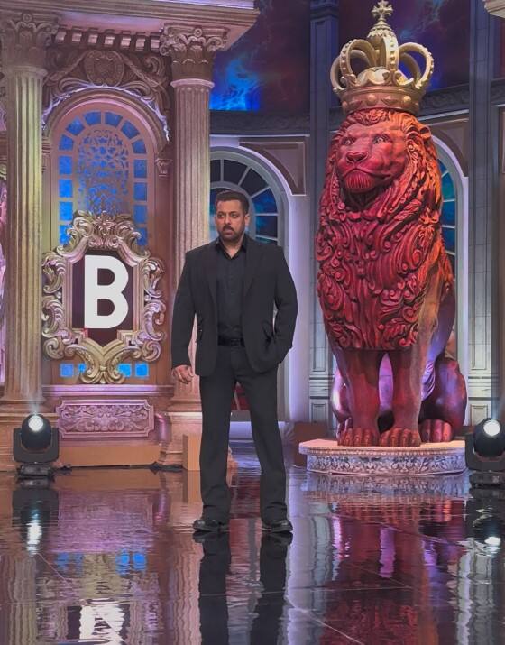 सलमान खान को हाल ही में पैपराजी ने 'बिग बॉस 19' के सेट पर स्पॉट किया. जहां उन्होंने शो की शूटिंग शुरू कर दी है.