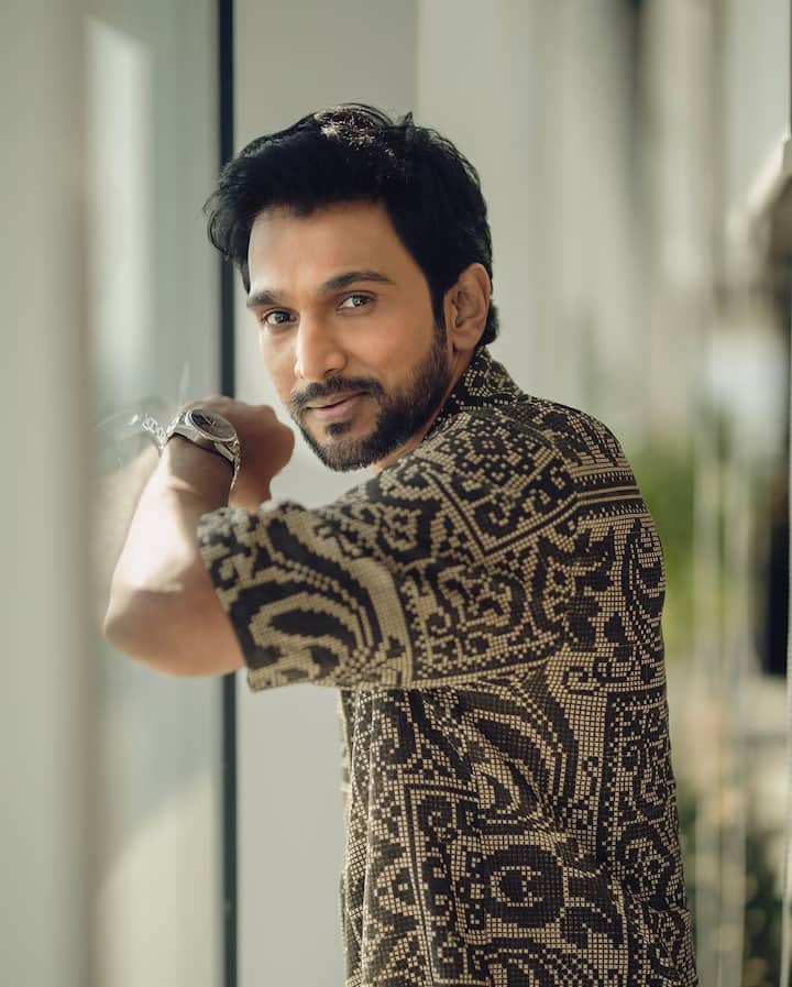 गुजराती थिएटर से एक्टिंग सीखने के बाद प्रतीक गांधी ने फिल्मों का रुख किया था. देखते ही देखते उन्होंने अपने बेहतरीन किरदारों से मैन नेक्स्ट डोर की इमेज बना ली. लेकिन उनके लिए ये सफर तय करना आसान नहीं था.