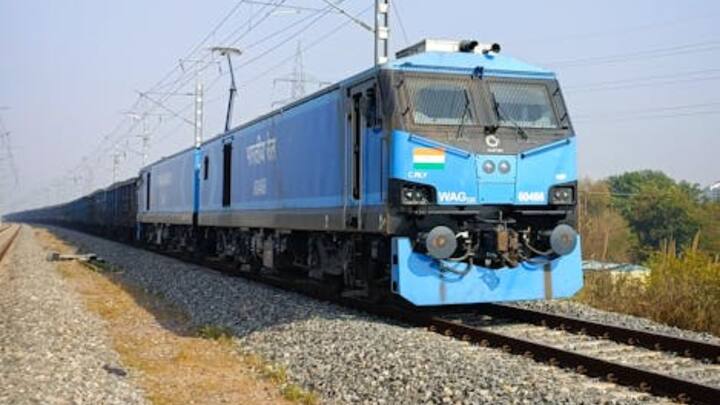 यात्रियों की परेशानी को देखते हुए रेलवे ने यह विकल्प भी रखा है कि अगर कोई यात्री अपग्रेडेड टिकट नहीं लेना चाहता तो वह यात्रा शुरू होने से पहले रेलवे काउंटर या ऑनलाइन माध्यम से अपग्रेडेशन कैंसिल कर सकता है. उस स्थिति में सभी यात्री स्लीपर क्लास में ही साथ यात्रा कर सकते हैं.