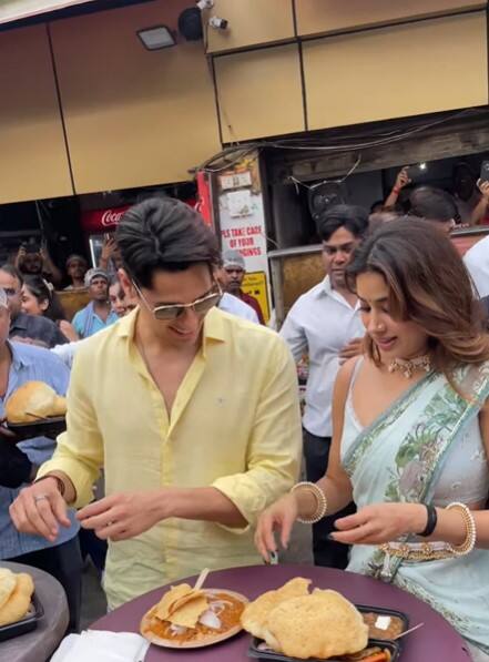 After Ardas at Bangla Sahib, Siddharth Malhotra and Jahnavi Kapoor enjoyed the famous Chole-Bhootare of Delhi.