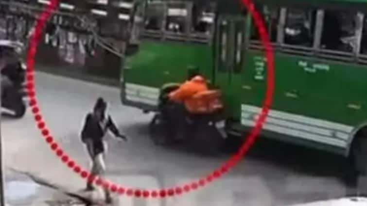  Video: तेज़ रफ़्तार बस की बाइक से टक्कर, डिलीवरी बॉय की दर्दनाक मौत, देखें वीडियो