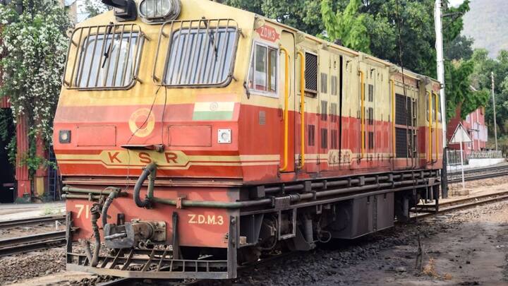 रेलवे के नियम कहते हैं कि जिस यात्री का टिकट अपग्रेड होगा, उसे उसी क्लास में यात्रा करनी होगी. मतलब, अगर एक का टिकट एसी में चला गया है तो उसे वहीं जाना पड़ेगा. बाकी तीनों लोग, जिनका टिकट स्लीपर क्लास में ही रहेगा, उन्हें अपने-अपने कोच में सफर करना होगा.