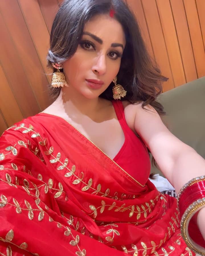 इन तस्वीरों में से दो में मौनी का ट्रेडिशनल अवतारी भी देखने को मिला. इस फोटो में सुर्ख लाल साड़ी और मांग सिंदूर भरे एक्ट्रेस बला की खूबसूरत लग रही हैं.