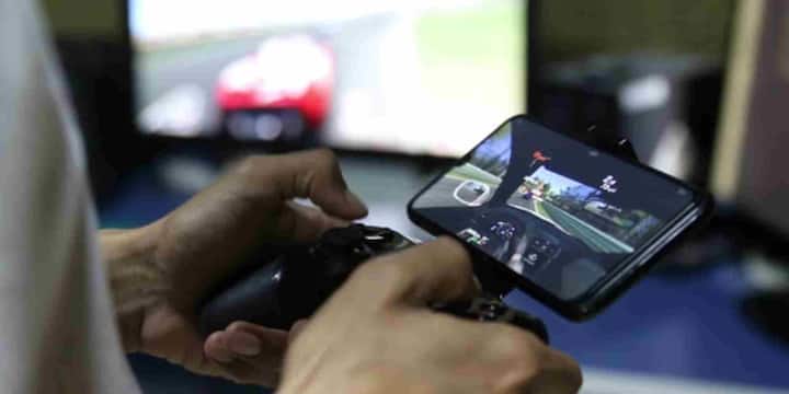 अगर आपका पेमेंट UPI (जैसे PhonePe, Google Pay, Paytm) या सीधे बैंक ट्रांसफर से हुआ है और गेमिंग ऐप आपकी समस्या का समाधान नहीं कर रहा तो आप अपने बैंक या UPI सर्विस प्रोवाइडर से शिकायत कर सकते हैं. इसके लिए ऐप में ‘Help & Support’ सेक्शन होता है जहां से आप फेल्ड ट्रांजेक्शन या गलत पेमेंट की रिपोर्ट दर्ज करा सकते हैं.