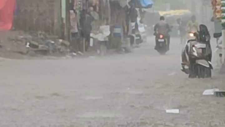 હવામાન વિભાગની તાજેતરની આગાહી મુજબ, આગામી 3 કલાકમાં ગુજરાતના 29 જિલ્લાઓમાં મધ્યમ વરસાદ પડવાની શક્યતા છે. આમાં બનાસકાંઠા, પાટણ, મહેસાણા, સાબરકાંઠા, અમદાવાદ, ગાંધીનગર, અરવલ્લી, મહીસાગર, દાહોદ, પંચમહાલ, ખેડા, વડોદરા, આણંદ, ભરૂચ, છોટા ઉદેપુર, નર્મદા, સુરત, તાપી, ડાંગ, નવસારી, વલસાડ, દમણ, દાદરા નગર હવેલી, સુરેન્દ્રનગર, મોરબી, જામનગર, રાજકોટ, અમરેલી, બોટાદ, ભાવનગર, ગીર સોમનાથ, કચ્છ અને દીવનો સમાવેશ થાય છે. આ સમયગાળા દરમિયાન પવનની ગતિ 40 કિલોમીટર પ્રતિ કલાક રહેવાની સંભાવના છે. જ્યારે દ્વારકા, પોરબંદર અને જૂનાગઢમાં હળવા વરસાદની આગાહી છે.