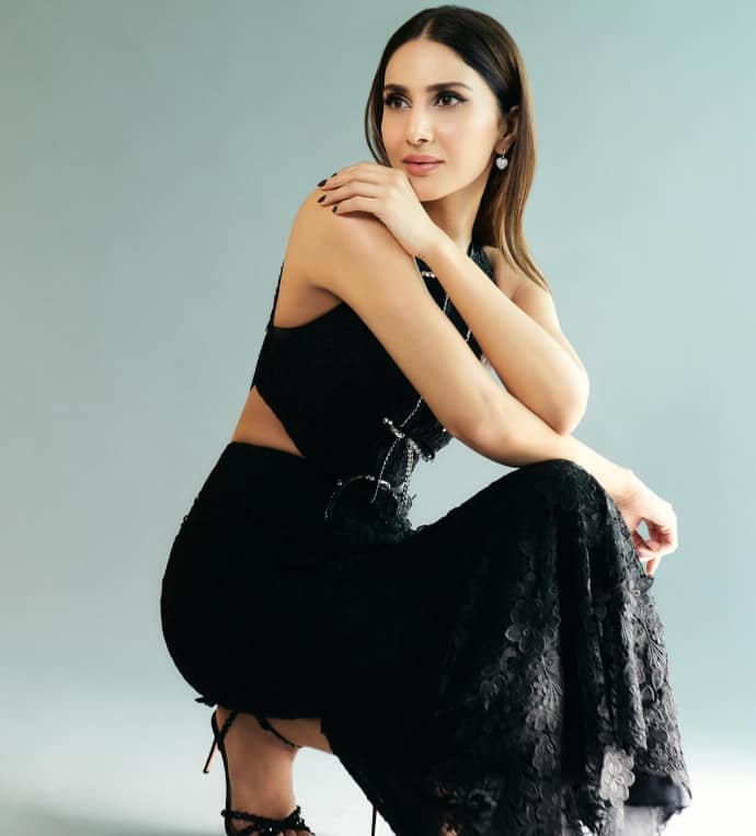 Vani looks very glamorous in this black outfit. Anyone will be shocked on his style.