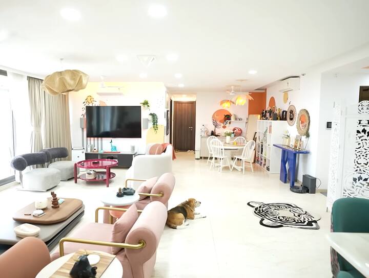 यह अली और जैस्मिन के घर का हॉल है. क्योंकि यह घर दो अपार्टमेंट्स को जोड़कर बनाया गया है, इसलिए हॉल आम एक्टर्स के घरों से बड़ा है. हॉल में कॉफी टेबल और डिनर टेबल के साथ दो अलग-अलग तरह के सोफा सेट भी रखे गए हैं.