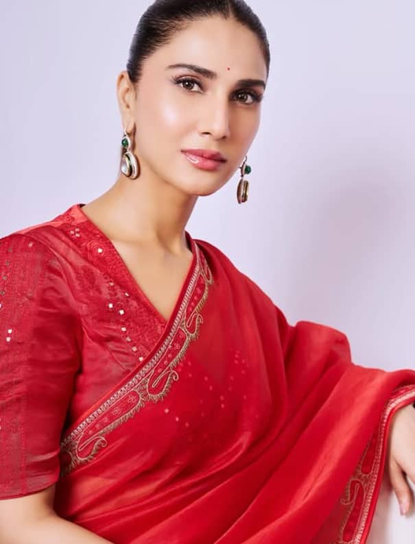 Vani Kapoor looks amazing in this red sari too. Seeing their killer style, no one can get rid of them.