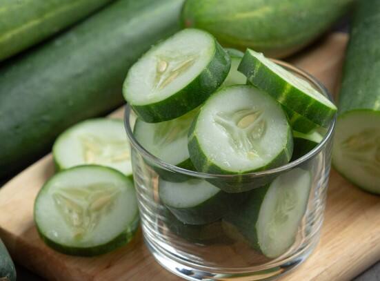 Cucumber: Cucumbers have the properties of coolness and hydration. It calms the skin and gives light glow to the face by lightly.