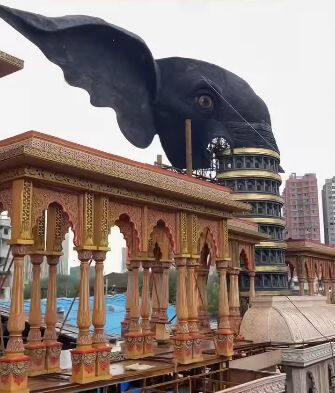 हत्तीच्या देखाव्याने लालबाग परिसरात येणाऱ्या जाणाऱ्या लोकांचं लक्ष वेधून घेतल्याचं पाहायला मिळत आहे.