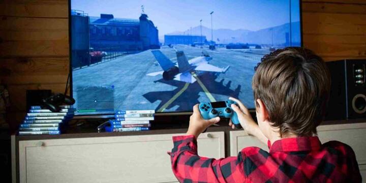 पैसे फंसने की नौबत न आए इसके लिए सबसे जरूरी है कि किसी भी गेमिंग ऐप पर पैसा लगाने से पहले उसकी ऑथेंटिसिटी जांच लें. केवल वही ऐप इस्तेमाल करें जो गूगल प्ले स्टोर या एप्पल ऐप स्टोर पर उपलब्ध हों और जिनकी रेटिंग व रिव्यू अच्छे हों. अनजान लिंक या विज्ञापन देखकर पेमेंट करने से बचें.