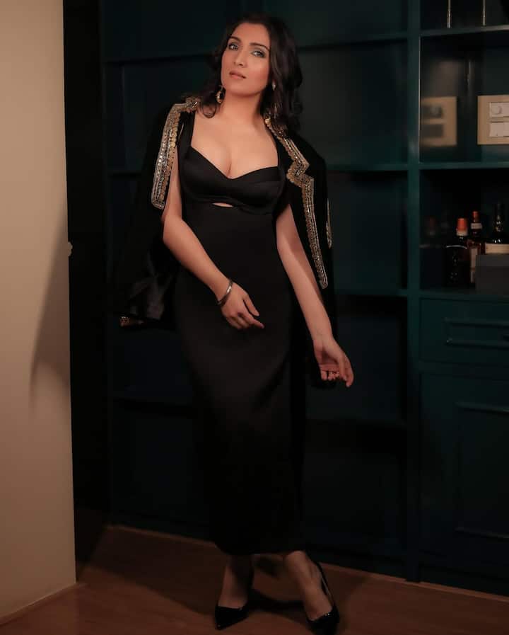 This glamorous style of Tina Ahuja in a black dress shows her brilliant personality well.