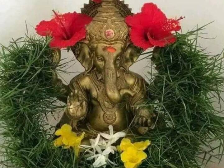 ગણેશ ચતુર્થીના દિવસે ગણપતિ સ્થાપિત કર્યા પછી તેની વિધિવત પૂજા કરો. વિધ્નહર્તાને દુર્વા અતિ પ્રિય છે. એવું માનવામાં આવે છે કે દુર્વા ચઢાવવાથી ભગવાન ગણેશ જલ્દી પ્રસન્ન થાય છે અને તેમની બધી મનોકામનાઓ પૂર્ણ થાય છે. દુર્વા એક પ્રકારનું ઘાસ છે, જેને દૂબ, અમૃતા, અનંતા, મહાઔષધિ તરીકે પણ ઓળખવામાં આવે છે.