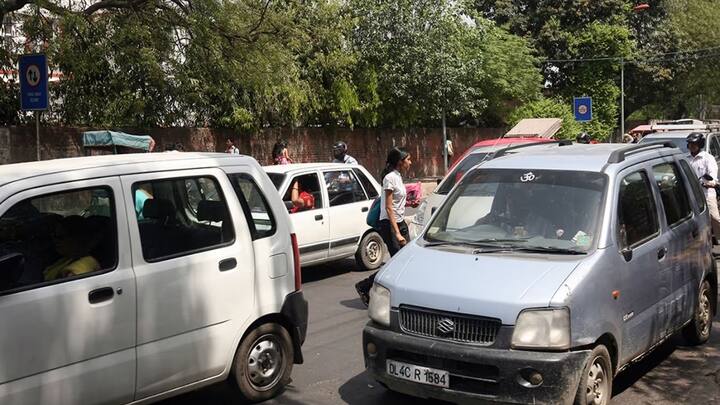 पहले कार की एक तय समय सीमा होती थी. 15 साल पूरे होने के बाद या तो गाड़ी को स्क्रैप करना पड़ता था या फिर 5 साल के लिए दोबारा रजिस्ट्रेशन करवाना पड़ता था. आमतौर पर लोग यही मानते थे कि इस अवधि के बाद गाड़ी रखना मुश्किल हो जाता है. लेकिन अब नियमों में बड़ा बदलाव किया गया है.