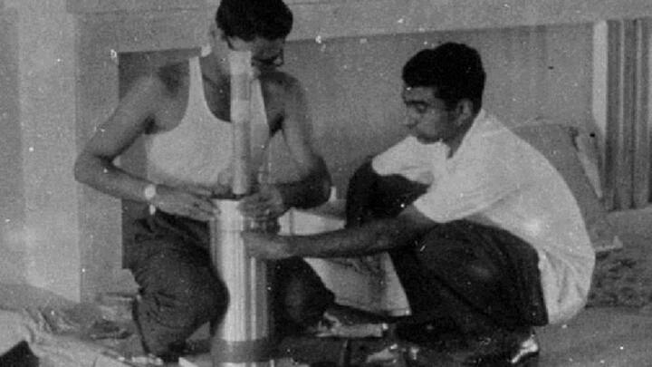 शुरुआती दौर में भारत में अंतरिक्ष रिसर्च के लिए संसाधन बेहद सीमित थे. वैज्ञानिकों को साधारण उपकरणों और बेसिक टेक्नोलॉजी के सहारे ही प्रयोग करने पड़ते थे. फिर भी भारत को इस क्षेत्र में आत्मनिर्भर बनाने की सोच के साथ एक कमेटी की नींव रखी गई. जिसे आज ISRO कहा जाता है.